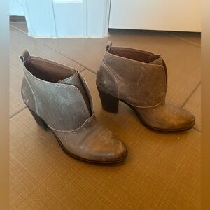 Super cute Lucky Brand heeled, leather ankle booties